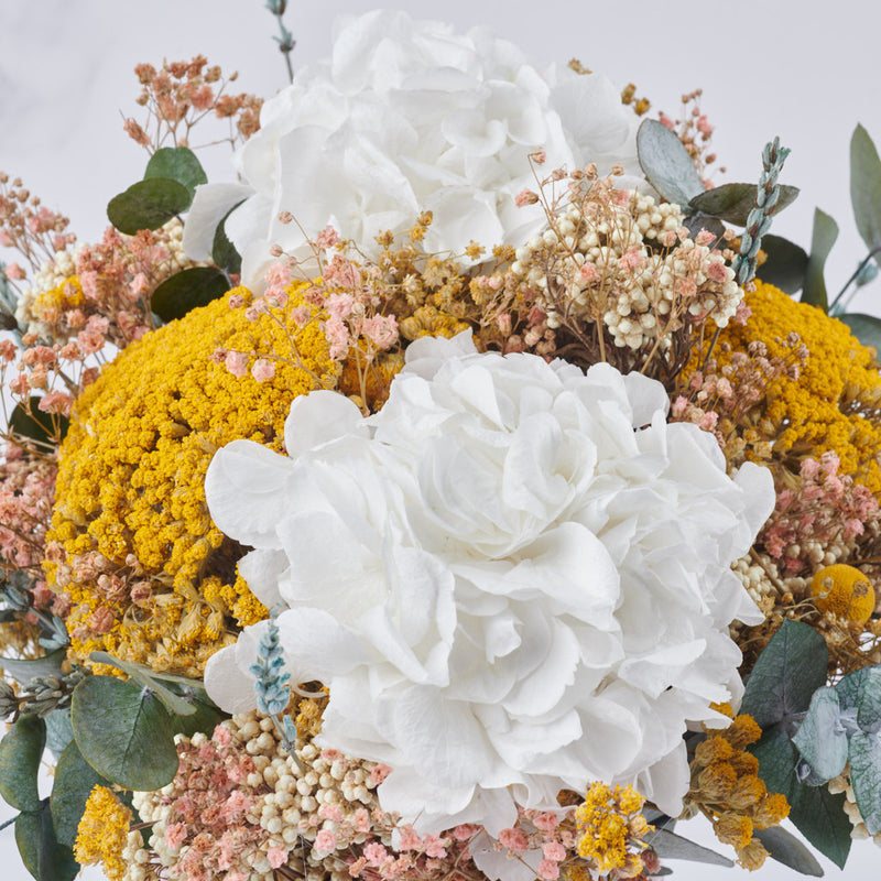 ramo de flores preservadas blanc lumiere con hortensia y eucaliptus