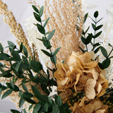 detalle de hortensia beige preservado y eucsaliptus