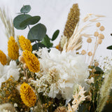 vista de centro de flores preservadas con hortensia y eucaliptus