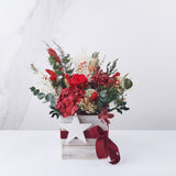 centro de flores preservadas de navidad con rosas y hortensias