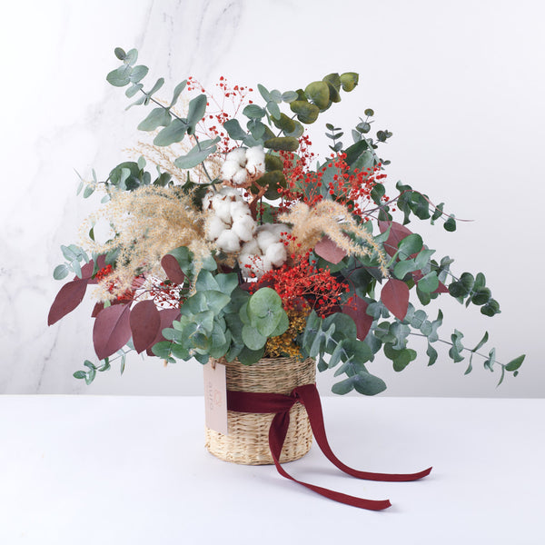 cesta de eucaliptus y flores de navidad