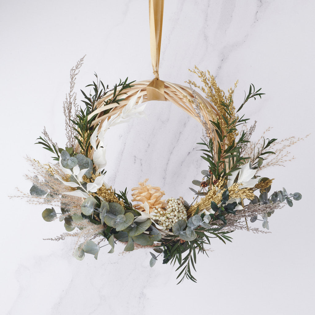 corona de flores preservadas de navidad con eucaliptus y pampas