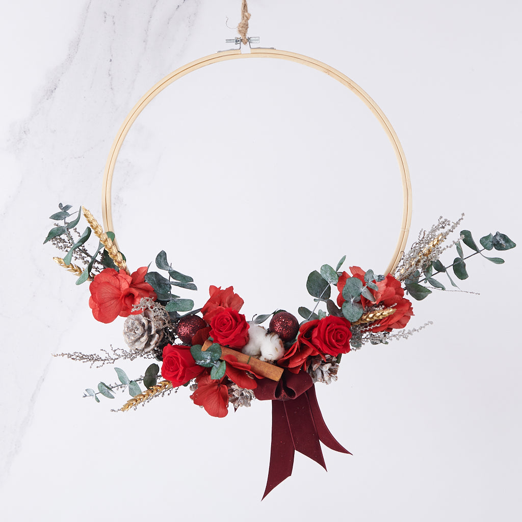 aro de navidad con rosas, hortensias y flores preservadas en tonos rojos