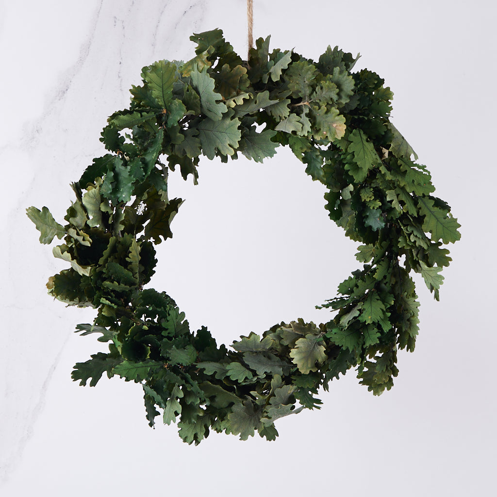 corona de navidad de verdes preservados con roble