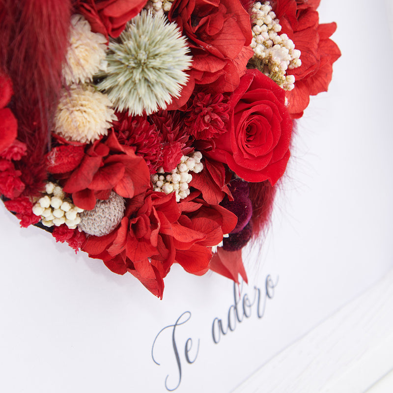 detalle de cuadro con corazón de flores preservadas