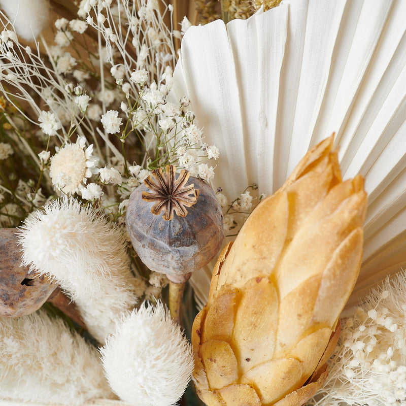 protea preservada y otras flores estilo boho