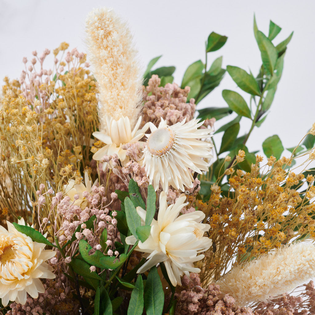 detalle de flores blancas preservadas con lentisco