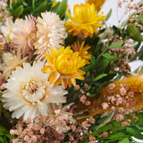 detalle de flores blancas y amarillas preservadas