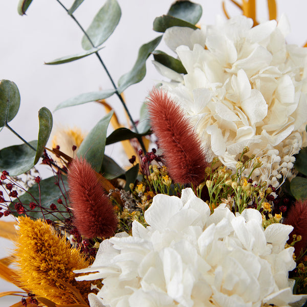 detalle de flores preservadas con hortensia