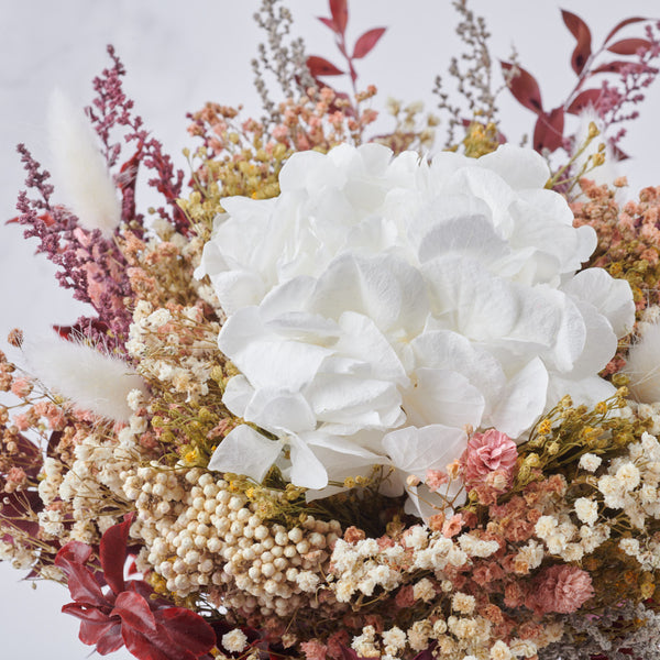 detalle de ramo tribeca sunset de flores preservadas con hortensia blanca