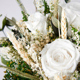 detalle de rosas blancas preservadas