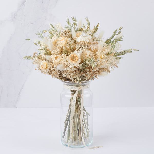 ramo de flores blancas preservadas y avena