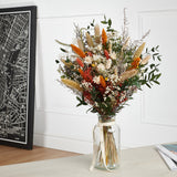 decoración con flores preservadas naranjas y eucaliptus