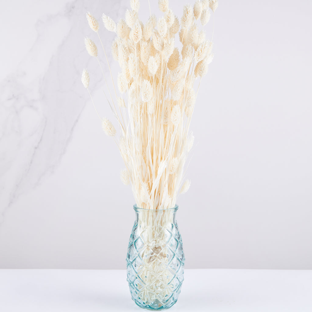 manojo de flores preservadas en tonos blancos con jarrón visage