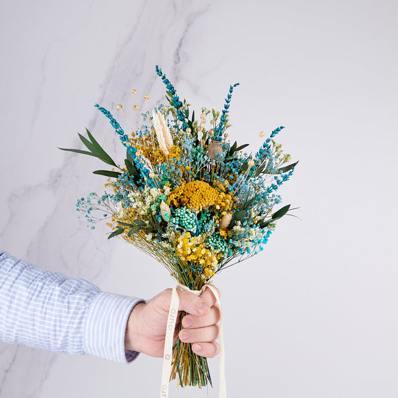 manojito de flores secas y preservadas amarillas y azules
