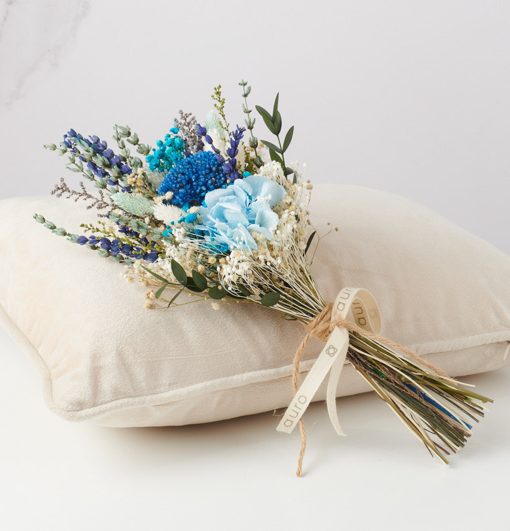 ramito detalle de flores preservadas en tonos  azules