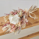 ramito detalle de flores preservadas en tonos blancos, rosas y cremas