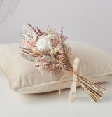 ramito detalle de flores preservadas en tonos rosas y blancos
