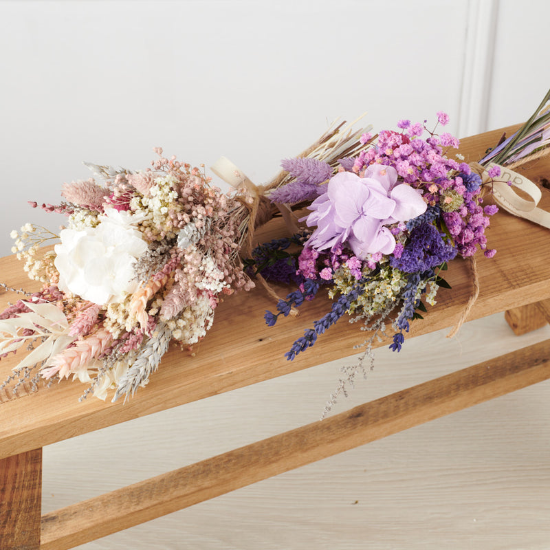 ramito detalle de flores preservadas en diferentes tonos