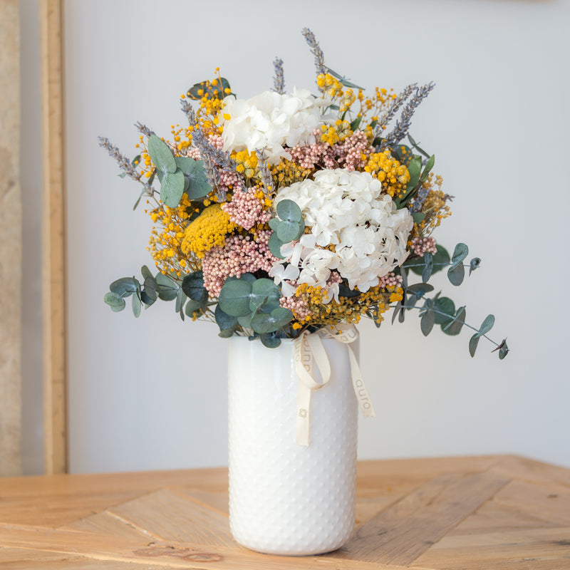 ramo de flores preservadas con hortensia y lavanda en ambiente 