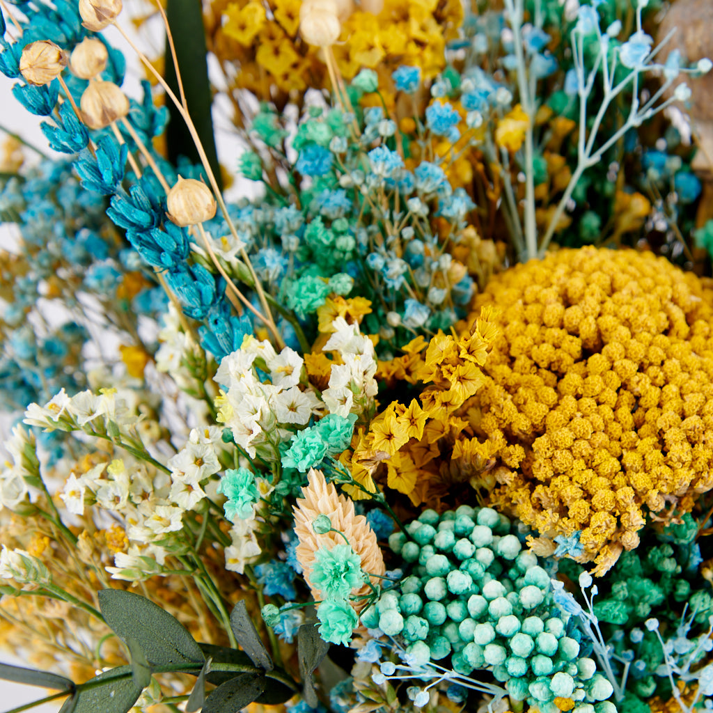 detalle de flores preservadas amarillas y azules