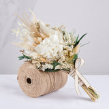 ramo de novia con flores preservadas tonos blancos y beige