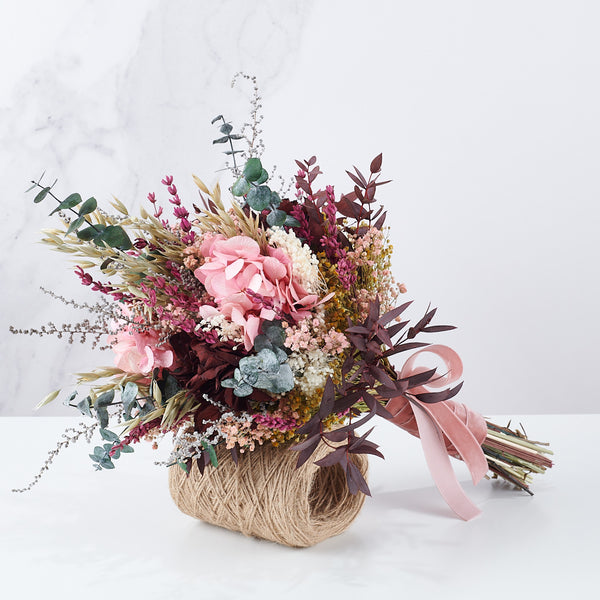 ramo de novia de hortensias preservadas y flores silvestres
