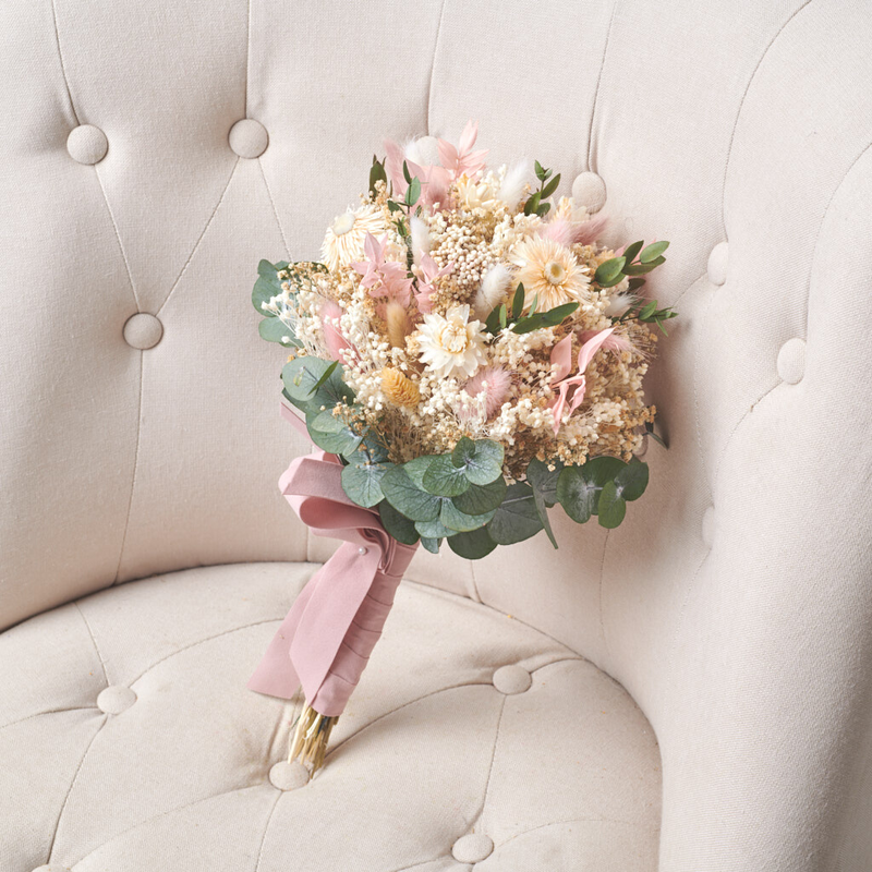 ramo de novia de flores preservadas con flores blancas
