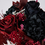 rosa burdeos preservada con hortensia negra