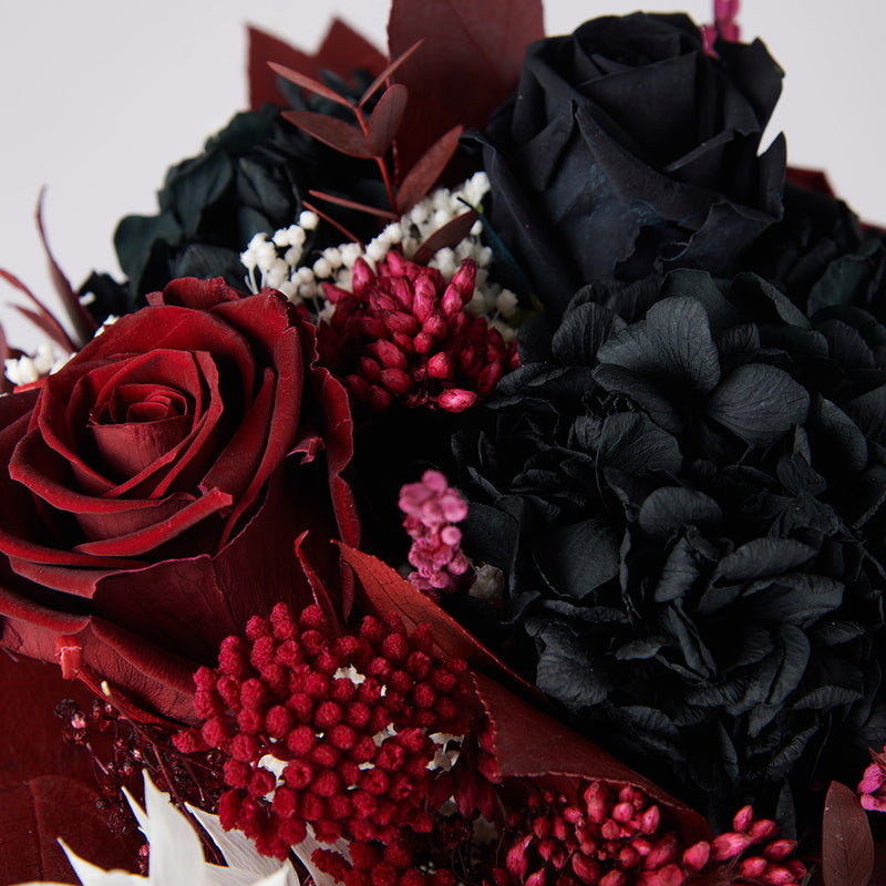 Ramillete flores rojas, doradas y negras - Complementos del Sur