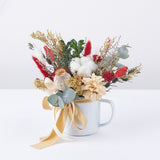 detalle con taza con flores de navidad