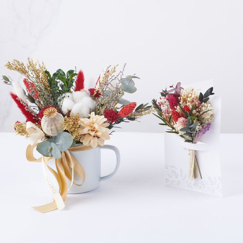 taza con flores de navidad y tarjeta con ramillete