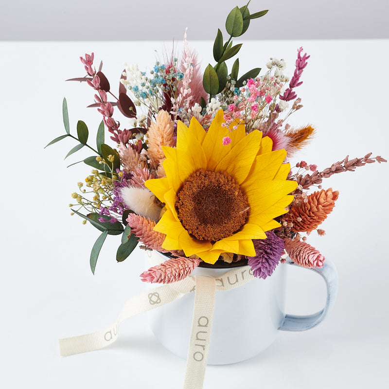 taza floral con girasoil preservado