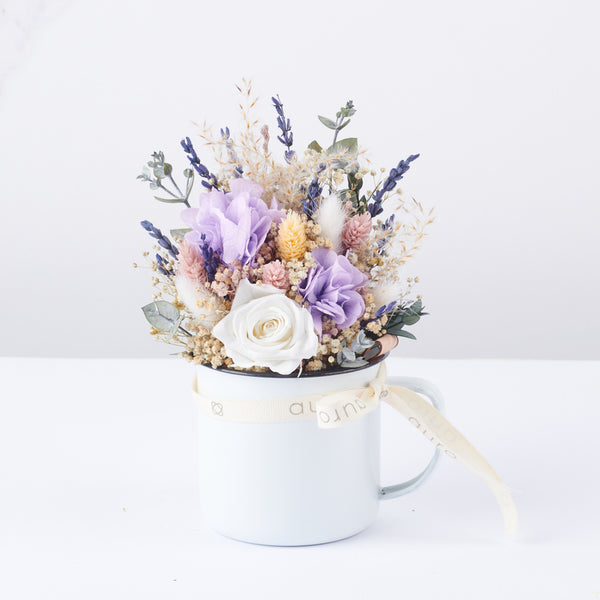 taza con flores preservadas